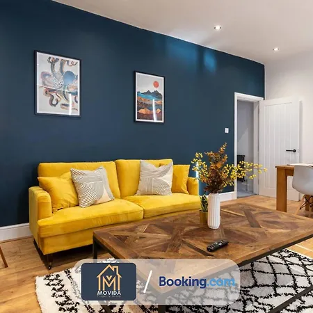 Elegant Three Bed Duplex By Movida Group Short Lets & Serviced *