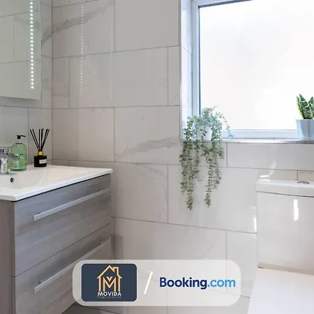 Elegant Three Bed Duplex By Movida Group Short Lets & Serviced *