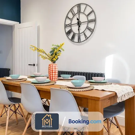 Elegant Three Bed Duplex By Movida Group Short Lets & Serviced *